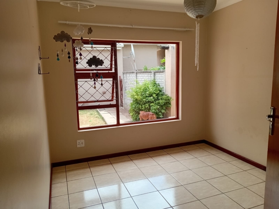 To Let 4 Bedroom Property for Rent in Bonza Bay Eastern Cape